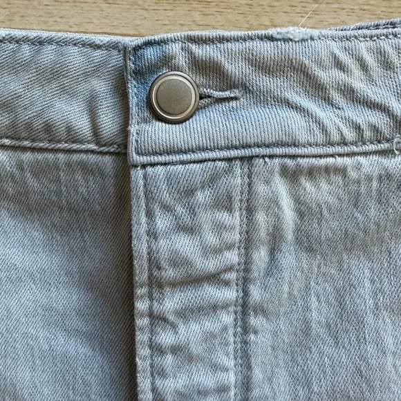 SOLD🩵Good American Light Wash Distressed Bombshell Denim Short in Blue648 Size - Picture 5 of 16